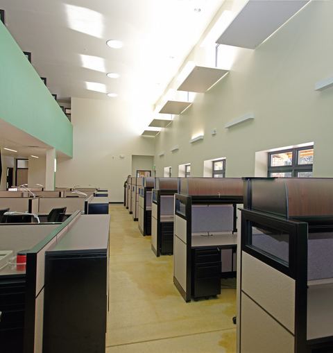 18-workstation Modern Office Workstation with spacious and wood finishes