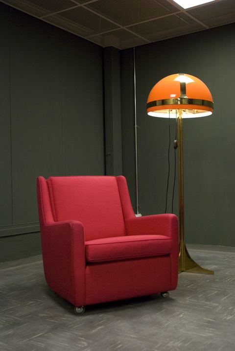1-seat Mid Century Lounge Area with bold contrast and fabric finishes